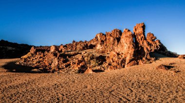Günbatımı son ışınları Tenerife adasında Teide Yanardağı eteklerinde ay manzara aydınlatmak.