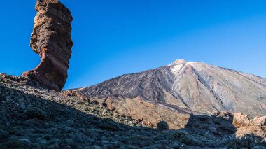 Tenerife adasında Teide yanardağının eteklerinde plato üzerinde kayalıklar ve kum tepeleri ile Lunar manzaralar.