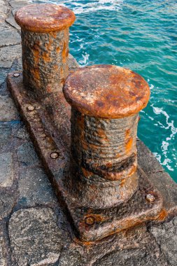 Atlantik kıyısında eski bir terk edilmiş iskelede paslı demirleme bollard