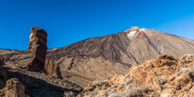 Tenerife adasında Teide yanardağının eteklerinde plato üzerinde kayalıklar ve kum tepeleri ile Lunar manzaralar.