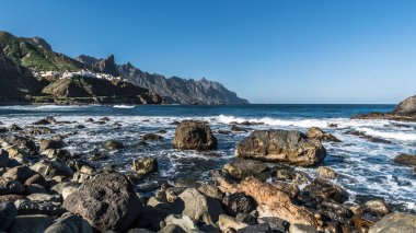 Atlantik Okyanusu 'nun öfkeli sörf Tenerife adasının kıyı kayalıkları üzerinde tatili ve küçük bir lagün aşağı yatıştırır.