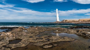 Tenerife adanın batı kıyısında büyük bir beyaz modern deniz feneri Atlantik okyanusunda gemilerin sinyalleri verir.