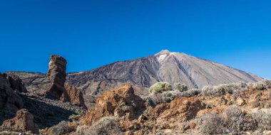 Atlantik Okyanusu 'nun öfkeli sörf Tenerife adasının kıyı kayalıkları üzerinde tatili ve küçük bir lagün aşağı yatıştırır.