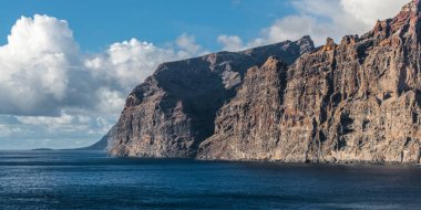 Atlantik Okyanusu 'nun köpüklü dalgalar Tenerife adanın kayalık sahil yıkamak.