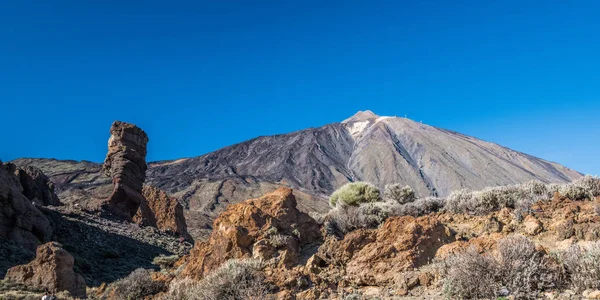 Atlantik Okyanusu 'nun öfkeli sörf Tenerife adasının kıyı kayalıkları üzerinde tatili ve küçük bir lagün aşağı yatıştırır.