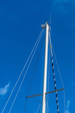 Tenerife Atlantik kıyısında Marina mavi gökyüzüne karşı Mast okyanus yat.