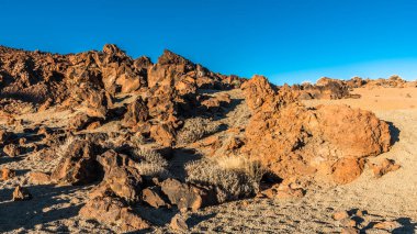 Günbatımı son ışınları Tenerife adasında Teide Yanardağı eteklerinde ay manzara aydınlatmak.