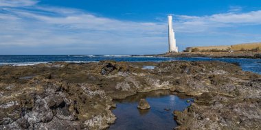 Tenerife adanın batı kıyısında büyük bir beyaz modern deniz feneri Atlantik okyanusunda gemilerin sinyalleri verir.