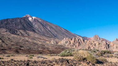 Günbatımı son ışınları Tenerife adasında Teide Yanardağı eteklerinde ay manzara aydınlatmak.