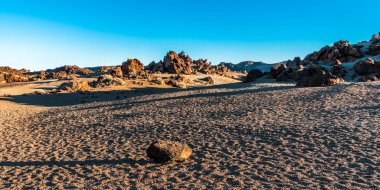 Günbatımı son ışınları Tenerife adasında Teide Yanardağı eteklerinde ay manzara aydınlatmak.