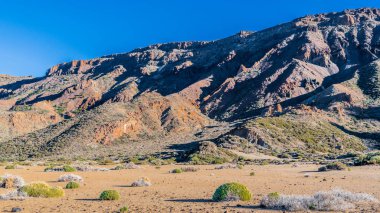 Keskin kayalar doruklarına Tenerife adasında Teide Yanardağı eteklerinde plato üzerinde lav alanları surround