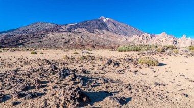 Günbatımı son ışınları Tenerife adasında Teide Yanardağı eteklerinde ay manzara aydınlatmak.
