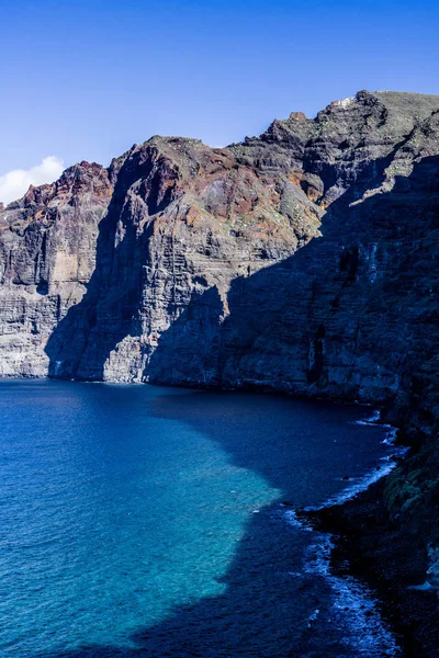 Atlantik Okyanusu 'nun köpüklü dalgalar Tenerife adanın kayalık sahil yıkamak.