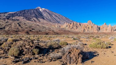 Günbatımı son ışınları Tenerife adasında Teide Yanardağı eteklerinde ay manzara aydınlatmak.