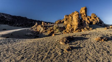 Günbatımı son ışınları Tenerife adasında Teide Yanardağı eteklerinde ay manzara aydınlatmak.