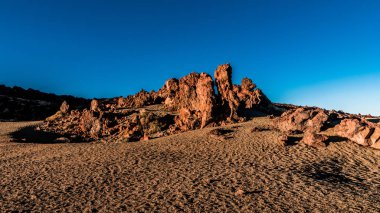 Günbatımı son ışınları Tenerife adasında Teide Yanardağı eteklerinde ay manzara aydınlatmak.