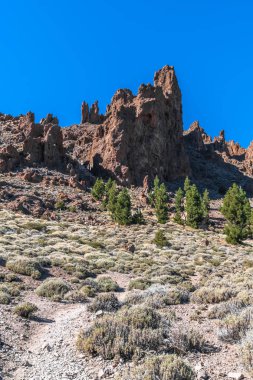Keskin kayalar doruklarına Tenerife adasında Teide Yanardağı eteklerinde plato üzerinde lav alanları surround