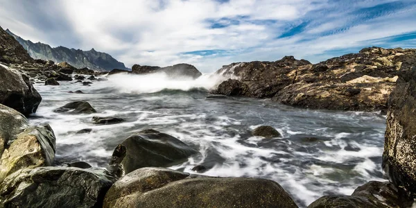 大西洋の猛烈なサーフは テネリフェ島の海岸の崖の上に壊れ 小さなラグーンで落ち着きます — ストック写真