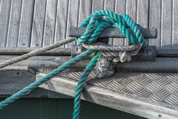 Cuerda Amarre Del Yate Oceánico Enrolla Una Pequeña Pilona Marina — Foto de Stock