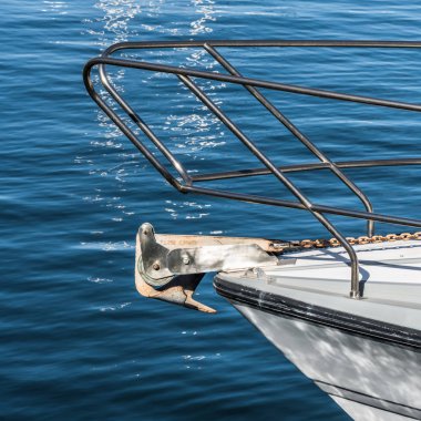 Büyük bir beyaz okyanus yat Tenerife adasında Los Gigantes okyanus Marina demirlemiş.