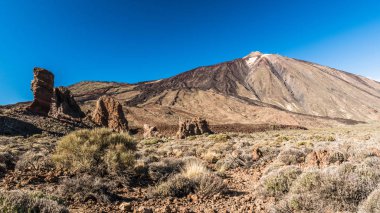 Tenerife adasında Teide yanardağının eteklerinde plato üzerinde kayalıklar ve kum tepeleri ile Lunar manzaralar.