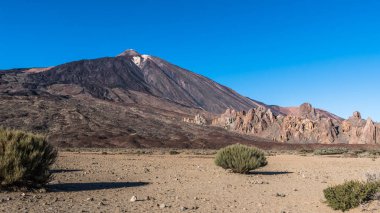 Günbatımı son ışınları Tenerife adasında Teide Yanardağı eteklerinde ay manzara aydınlatmak.
