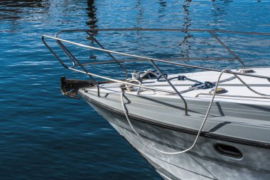 Büyük bir beyaz okyanus yat Tenerife adasında Los Gigantes okyanus Marina demirlemiş.