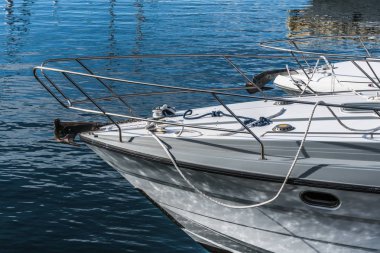 Büyük bir beyaz okyanus yat Tenerife adasında Los Gigantes okyanus Marina demirlemiş.