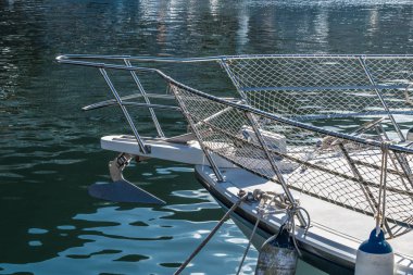 Büyük bir beyaz okyanus yat Tenerife adasında Los Gigantes okyanus Marina demirlemiş.