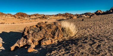 Günbatımı son ışınları Tenerife adasında Teide Yanardağı eteklerinde ay manzara aydınlatmak.