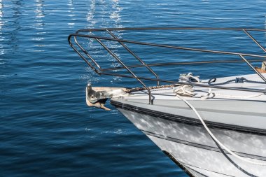 Büyük bir beyaz okyanus yat Tenerife adasında Los Gigantes okyanus Marina demirlemiş.