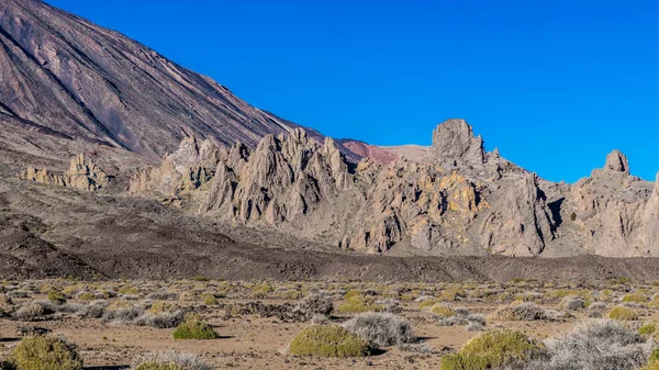 Picos Rocas Afiladas Rodean Campos Lava Meseta Pie Del Volcán — Foto de Stock