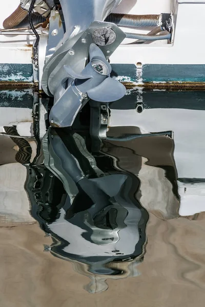 Гвинт Старого Моторного Човна Відбивається Темних Водах Марини Острові Тенеріфе — стокове фото