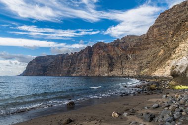 Atlantik Okyanusu 'nun köpüklü dalgalar Tenerife adanın kayalık sahil yıkamak.