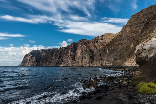 Atlantik Okyanusu 'nun köpüklü dalgalar Tenerife adanın kayalık sahil yıkamak.