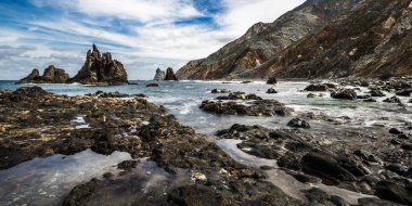 Atlantik Okyanusu 'nun öfkeli sörf Tenerife adasının kıyı kayalıkları üzerinde tatili ve küçük bir lagün aşağı yatıştırır.
