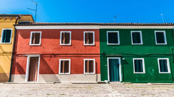 Petites Maisons Colorées Décorent Les Rues Étroites Île Italienne Burano — Photo