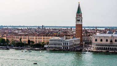 Sabah Venedik 'in pitoresk manzaraları, Piazza San Marco, gezinti yolu ve San Giorgio Maggiore Bazilikası 'nın yüksek çan kulesinden açılan kırmızı karo çatılar