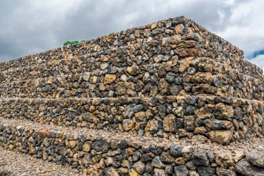 Uzun zaman önce Tenerife adasında yaşamış eski Kızılderililerin piramitleri çok Amerikan Kızılderililer piramitleri benzer.