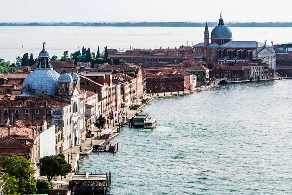 Pittoreska Gamla Hus Och Tempel Ligger Längs Strandpromenaden Venedig Som — Stockfoto