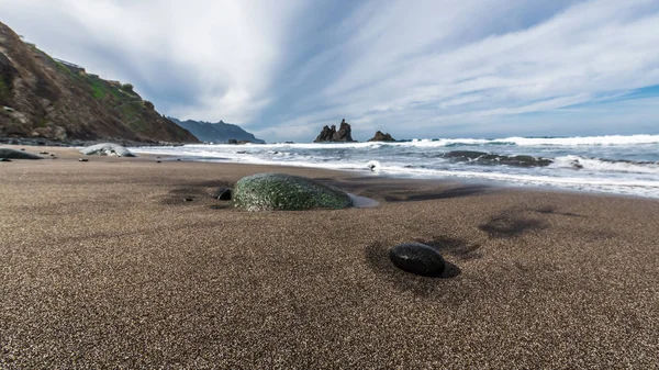 Tenerife Sahilinde Düşük Gelgit Sonra Siyah Volkanik Kum Plajında Taşlar — Stok fotoğraf