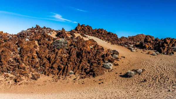 Günbatımı son ışınları Tenerife adasında Teide Yanardağı eteklerinde ay manzara aydınlatmak.