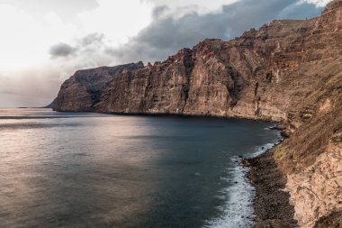 Atlantik Okyanusu 'nun köpüklü dalgalar Tenerife adanın kayalık sahil yıkamak.