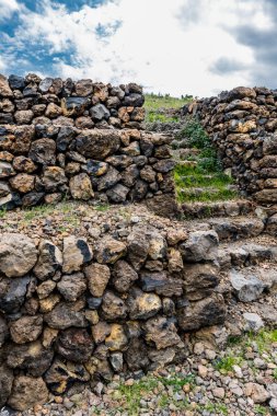 Uzun zaman önce Tenerife adasında yaşamış eski Kızılderililerin piramitleri çok Amerikan Kızılderililer piramitleri benzer.