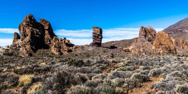 Tenerife adasında Teide yanardağının eteklerinde plato üzerinde kayalıklar ve kum tepeleri ile Lunar manzaralar.