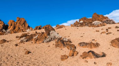 Günbatımı son ışınları Tenerife adasında Teide Yanardağı eteklerinde ay manzara aydınlatmak.