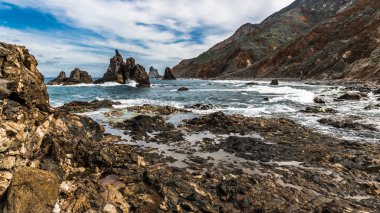 Atlantik Okyanusu 'nun öfkeli sörf Tenerife adasının kıyı kayalıkları üzerinde tatili ve küçük bir lagün aşağı yatıştırır.