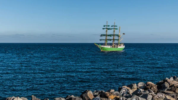 Segelbåt Med Gröna Segel Går Sakta Hamnen Teneriffa — Stockfoto