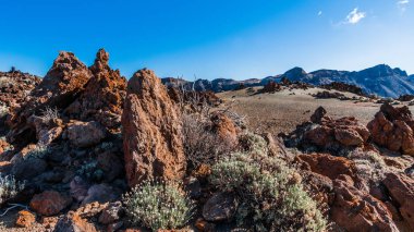 Keskin kayalar doruklarına Tenerife adasında Teide Yanardağı eteklerinde plato üzerinde lav alanları surround