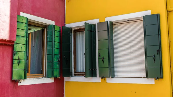 Небольшие Красочные Дома Украшают Узкие Улочки Итальянского Острова Бурано Расположенного — стоковое фото